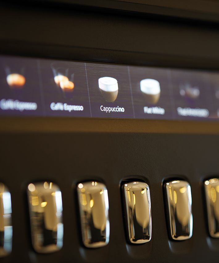 Dettaglio display touch screen su macchina da caffè professionale